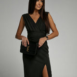 Fresia | Vestido justo com decote em V e fenda