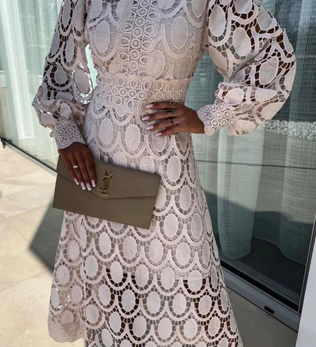 Rori - Vestido Midi Elegante com Detalhes em Renda