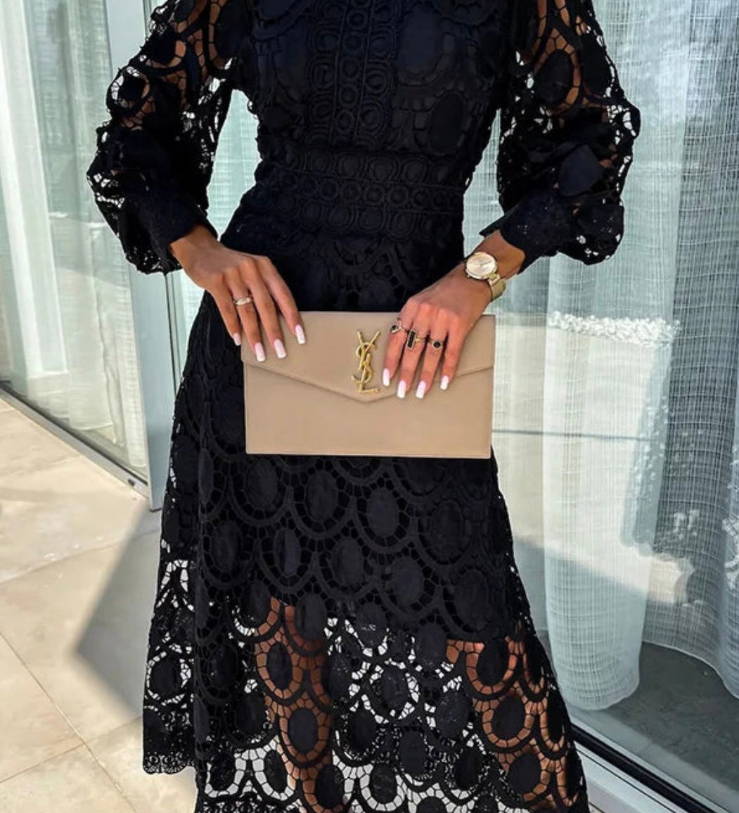 Rori - Vestido Midi Elegante com Detalhes em Renda