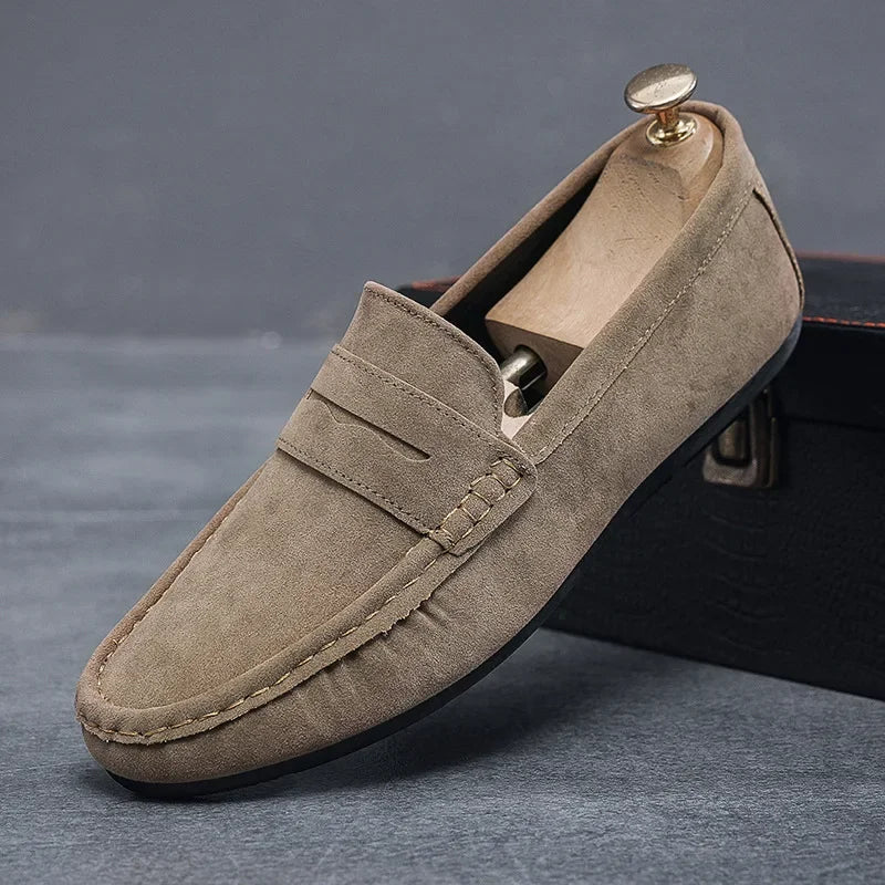 Mocassins leves de camurça para homem