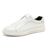 Sapatos clássicos de couro slip-on