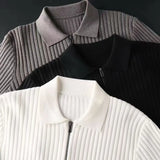 Camisola elegante com padrão às riscas e fecho de correr