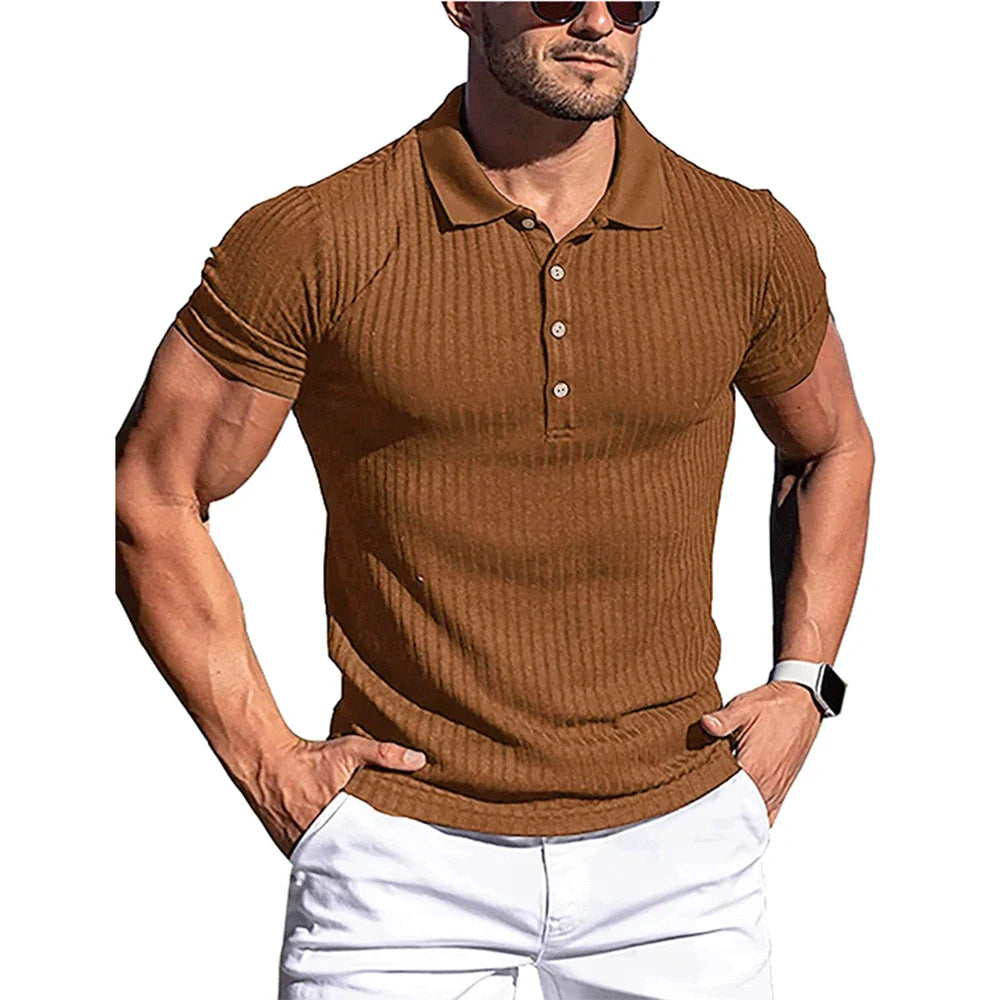 Camisa pólo com riscas elegantes