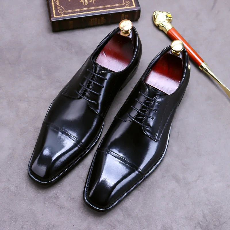 Sapatos de negócios chiques em pele