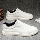 Sapatos clássicos de couro slip-on