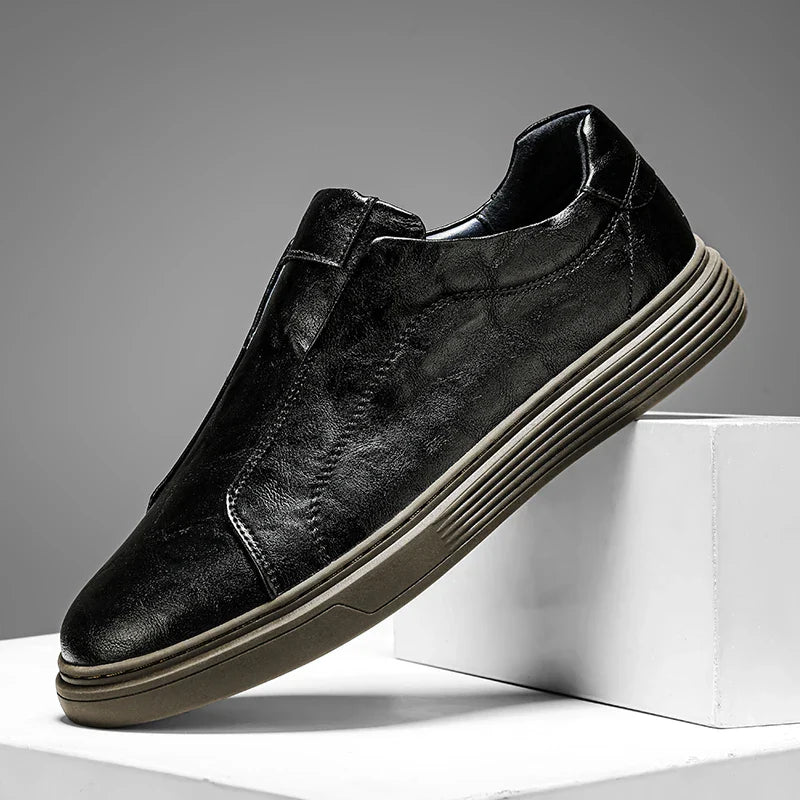 Sapatos clássicos de couro slip-on
