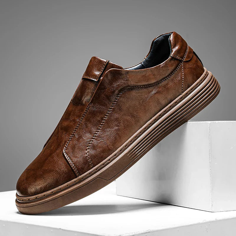 Sapatos clássicos de couro slip-on