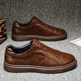 Sapatos clássicos de couro slip-on