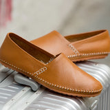 Mocassins em pele clara