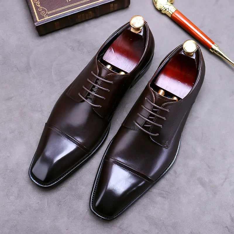 Sapatos de negócios chiques em pele