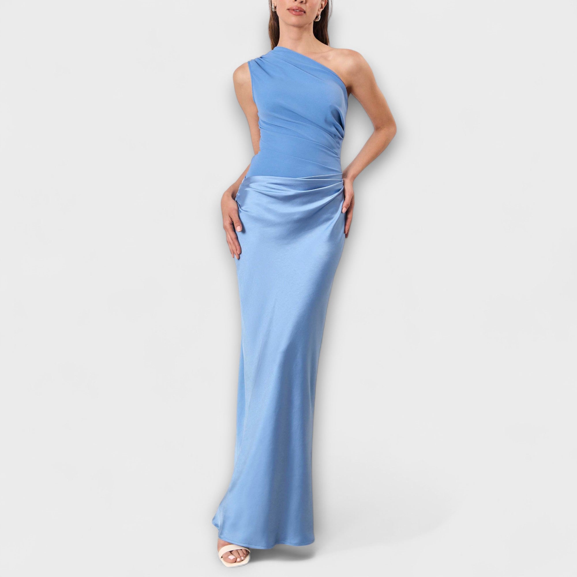 Vestido de cetim assimétrico