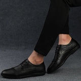 Sapatos elegantes em pele