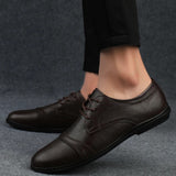 Sapatos elegantes em pele