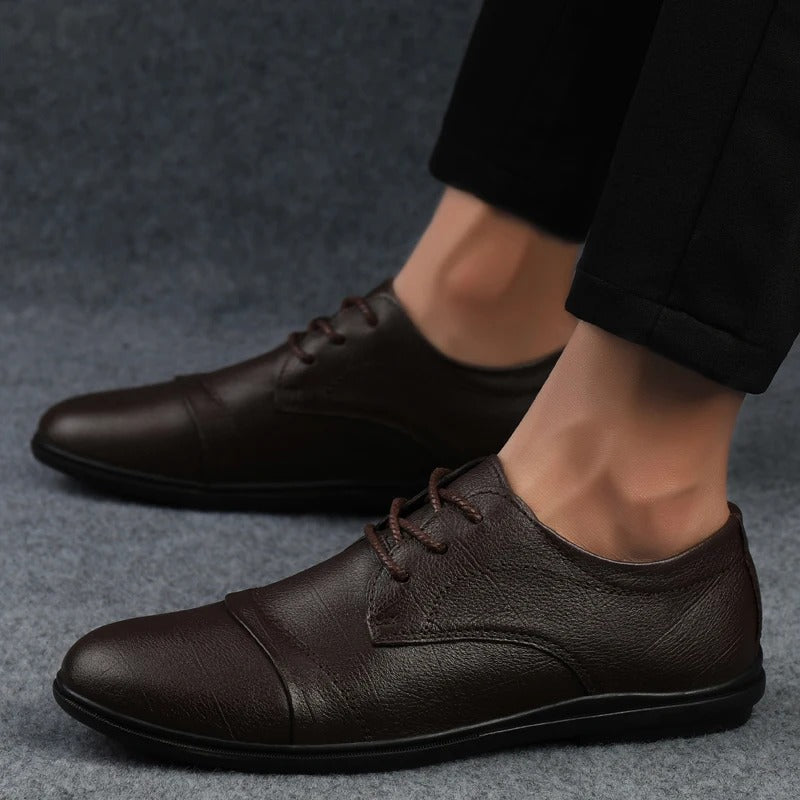 Sapatos elegantes em pele