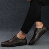 Sapatos elegantes em pele