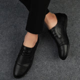 Sapatos elegantes em pele