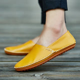 Mocassins em pele clara