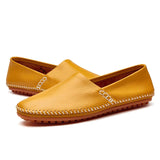 Mocassins em pele clara